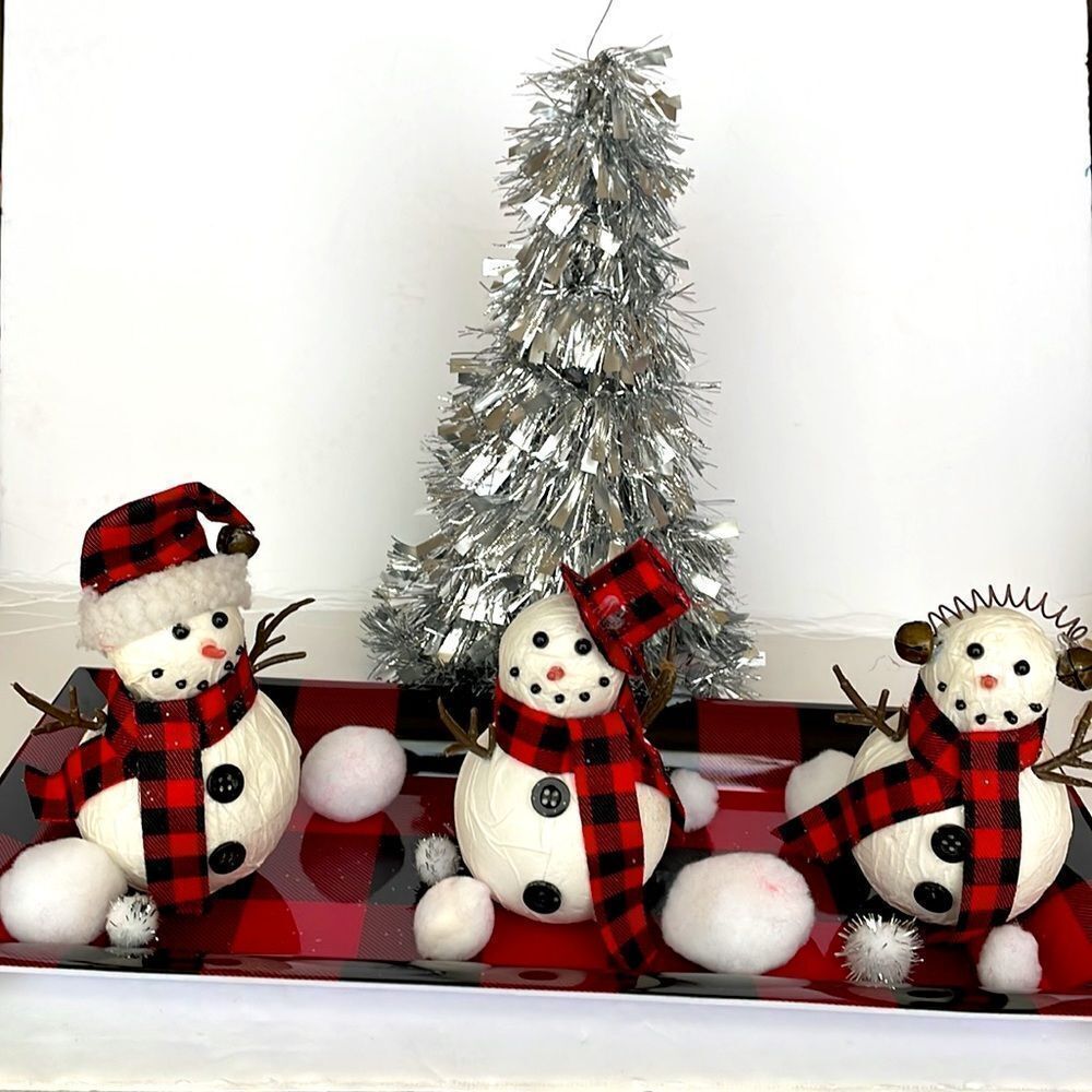 406 - 3 CAROLING SNOWMEN IN THE SNOW‎